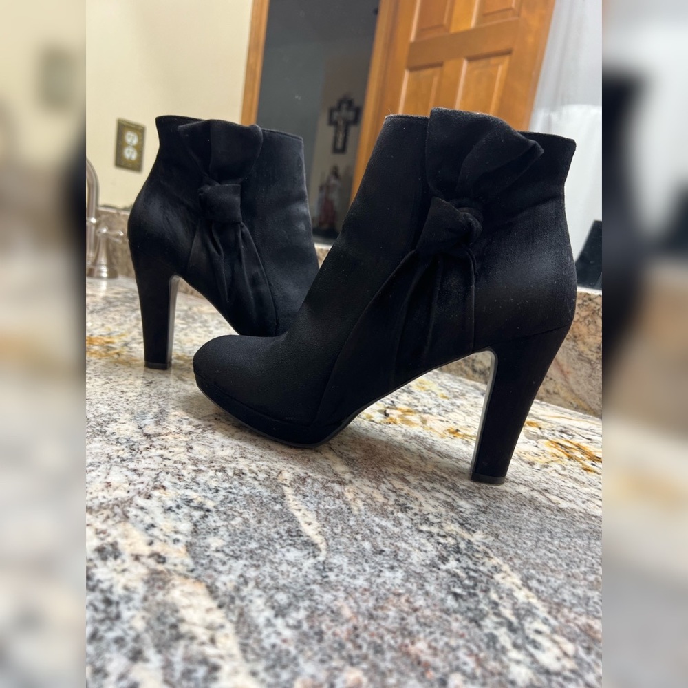 IMPO black heeled booties